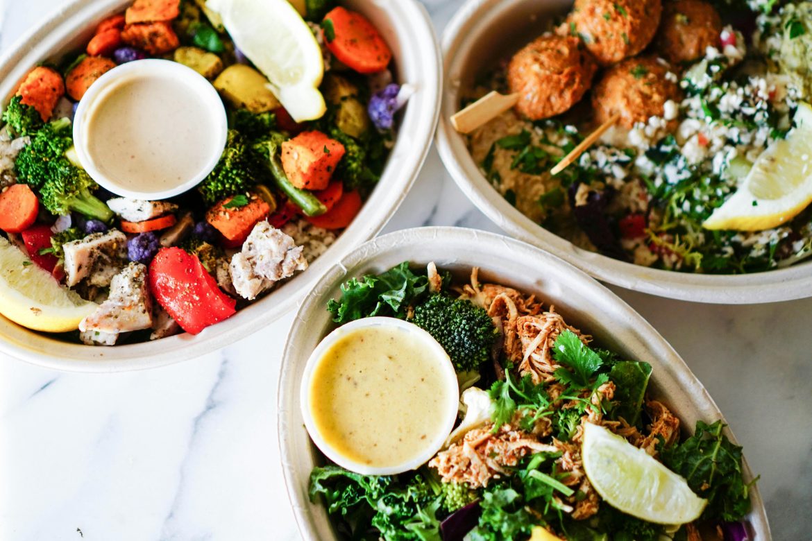 Colourful healthy hormone-friendly meals of grilled chicken with broccoli, quinoa, and avocado, rich in protein, fibre, and healthy fats to support women’s hormones and energy.